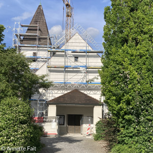 Hoffnungskirche von der Westseite aus - eingerüstet während der Renovierung