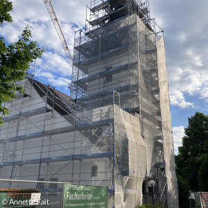 Hoffnungskirche von der Südseite aus - eingerüstet während der Renovierung