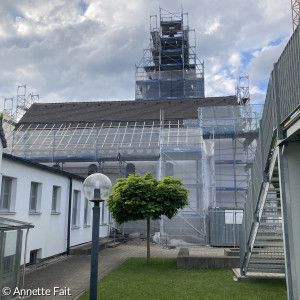 Hoffnungskirche von der Südseite aus - eingerüstet während der Renovierung